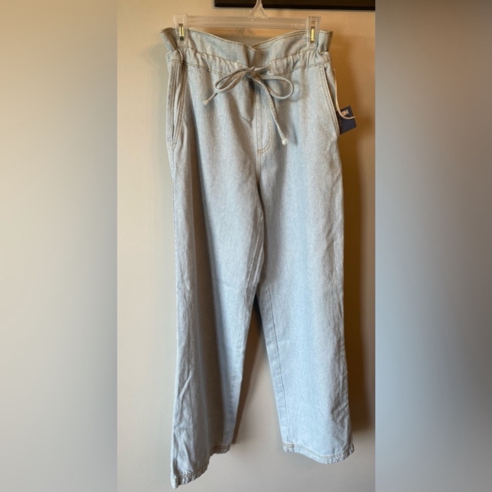 077 - sz 4 and 0 available- light wash pants